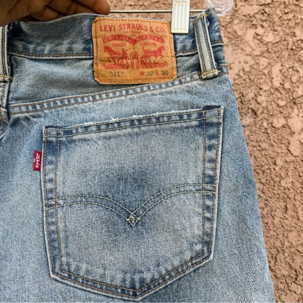 Levi’s 511 Jeans Men’s 32x30 Light‎ Blue Distressed Denim 5-pocket Style Raw Hem